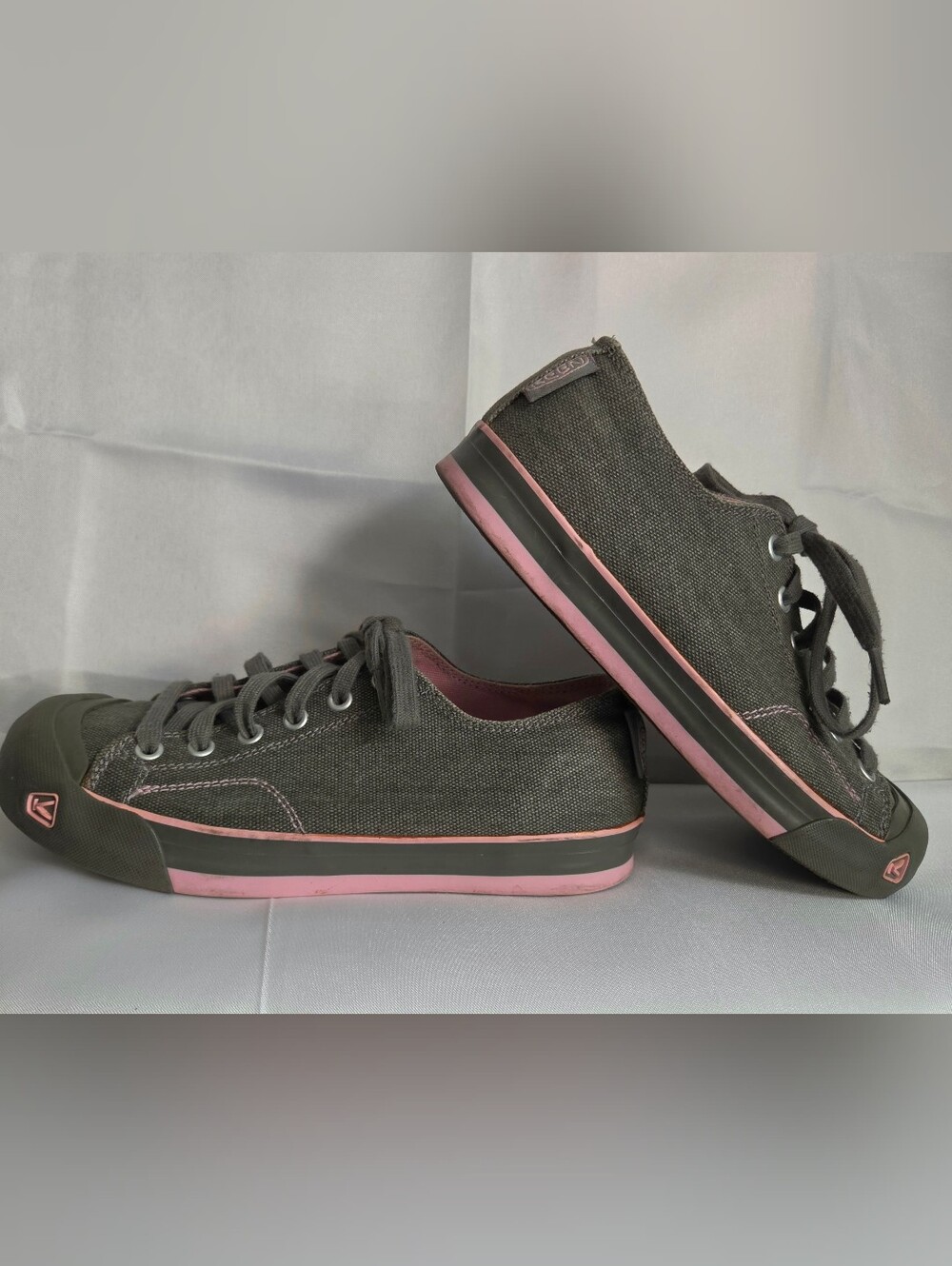 Keen Canvas Lace-Up Casual Sneakers in Gray with Pink Trim. 7